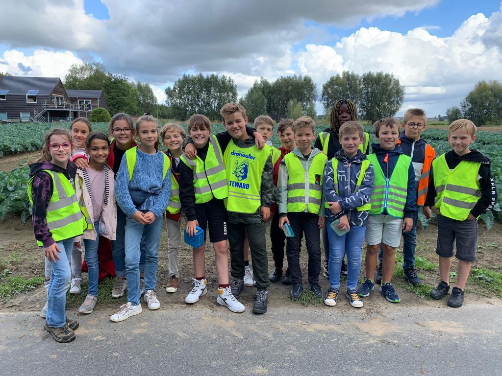 Naar aanleiding van de strapdag ontdekten we met het 5de leerjaar de omgeving van Adooie. Ons veilig en zichtbaar in het verkeer begeven is altijd belangrijk wanneer  wij / onze ouders de auto eventjes aan de kant laten staan.