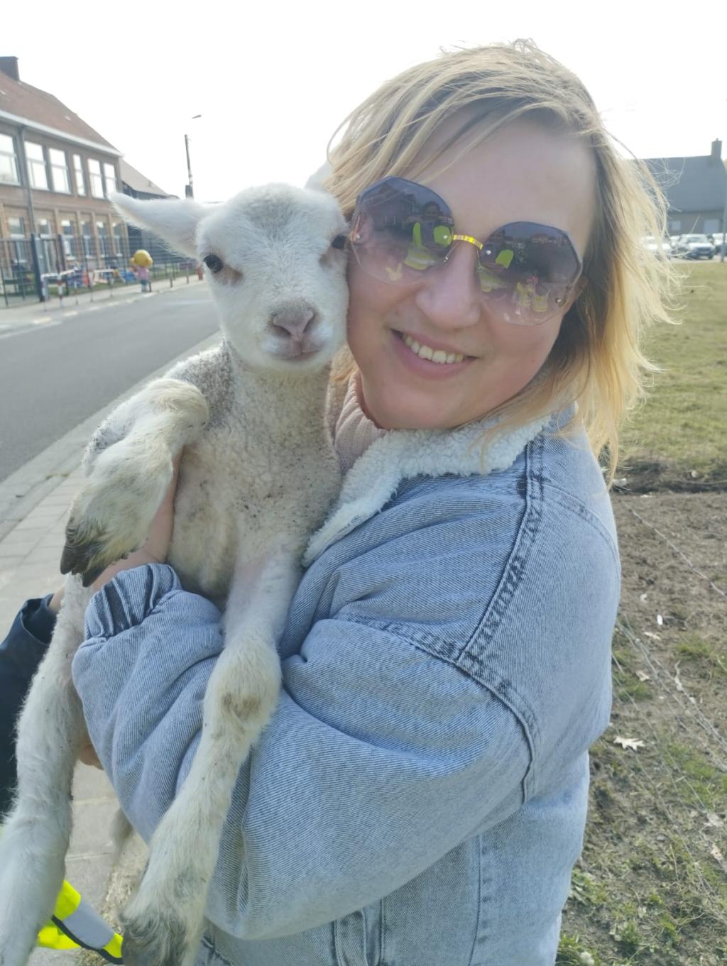 Het lammetje bij juf. Oksana! Juf Oksana is een grote hulp in de kleuterklas.