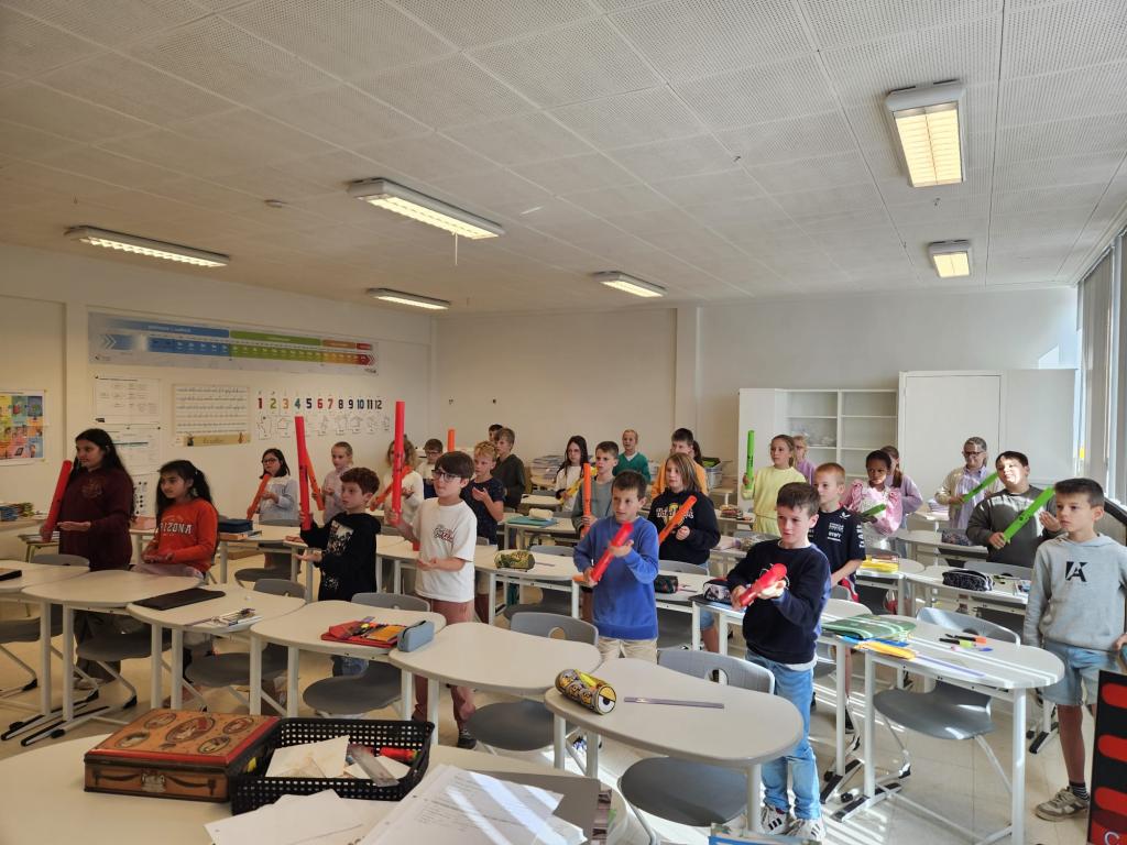 Experimenteren en musiceren met boomwhackers in de klas.